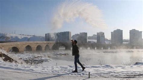Erzincan’da soğuk havada havaya serpilen kaynar su yere düşmeden buz oldu